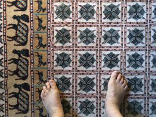 alte Füße auf weichem Teppich